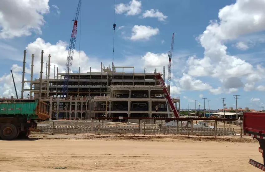  Laje de obra do Hospital da UECE desaba; um operário morre.
