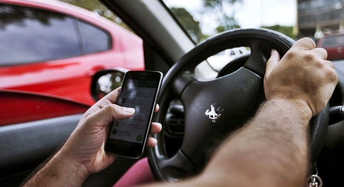  Brasil registra 28 multas a cada hora por uso de celular ao volante