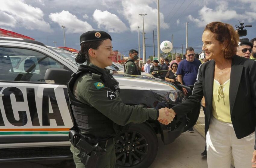  Governadora promete convocar 3 mil aprovados de concurso da PMCE durante entrega de viaturas.