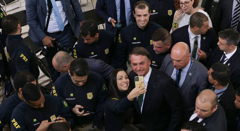  Bolsonaro recua e diz que agora são 625 vagas para PF e PRF