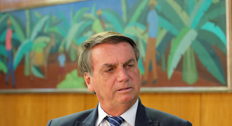  Bolsonaro diz que presidente do TSE trabalha para eleger Lula
