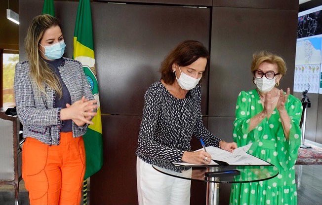  Izolda sanciona lei que permite demitir servidores públicos envolvidos em caso de violência contra mulher