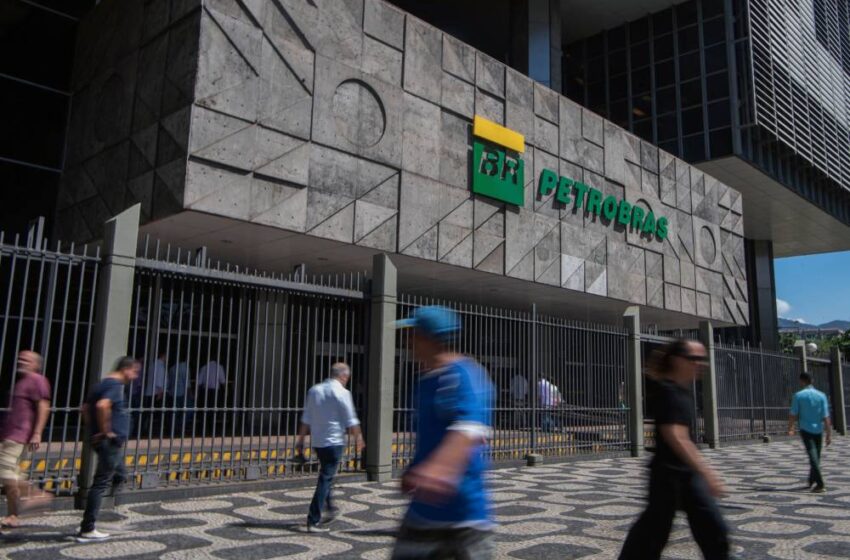  Depois da gasolina, Petrobras anuncia redução de preços de QAV, GAV e asfalto