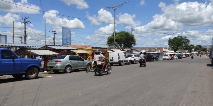  Permissionários do Mercado do Pirajá protestam contra intervenção do Município.