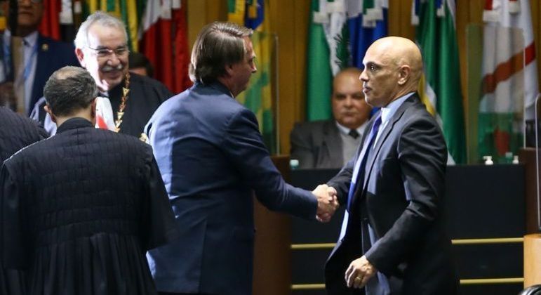  Bolsonaro diz que vai à posse de Moraes como presidente do TSE