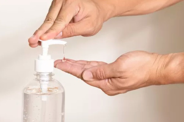  Anvisa quer manter venda de álcool 70% para prevenir varíola dos macacos.