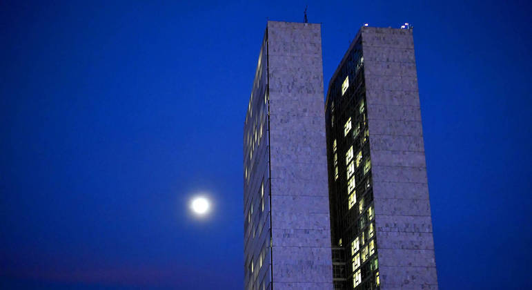  Congresso deve discutir reajuste a deputados e senadores depois das eleições