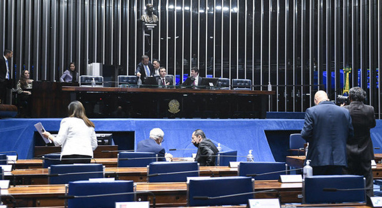  Senado aprova projeto que obriga planos de saúde a cobrir tratamentos fora da lista da ANS.