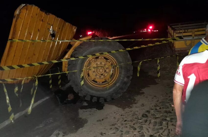  Trator desgovernado desce ladeira e colide com micro-ônibus em rodovia.
