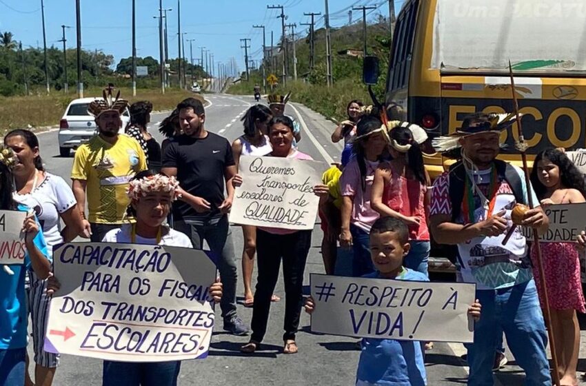  Após aluna cair de ônibus escolar, comunidade faz protesto com bloqueio da CE-060.