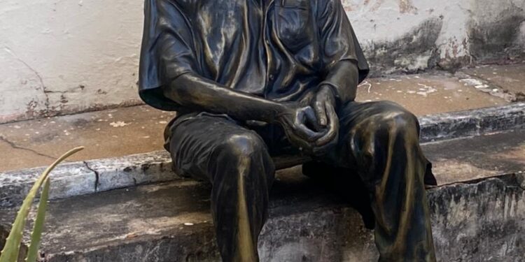  Estátua de Seu Lunga é danificada em Juazeiro do Norte.