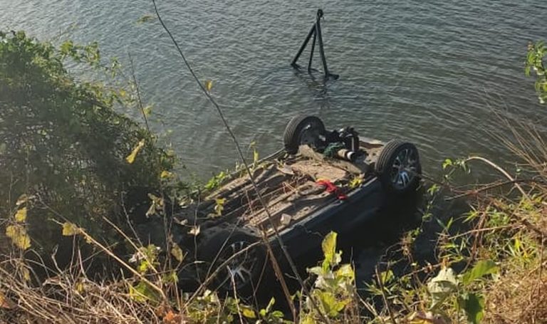  Jovem de 27 anos morre após errar curva e carro cair em açude no interior do Ceará.