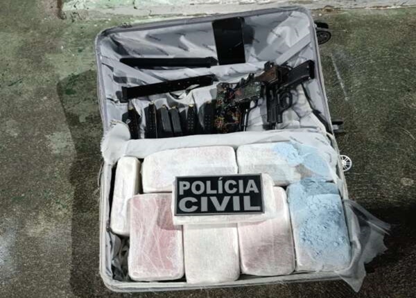  Milagres-Ce: menina de 17 anos é pega com três pistolas e 21 kg de drogas.
