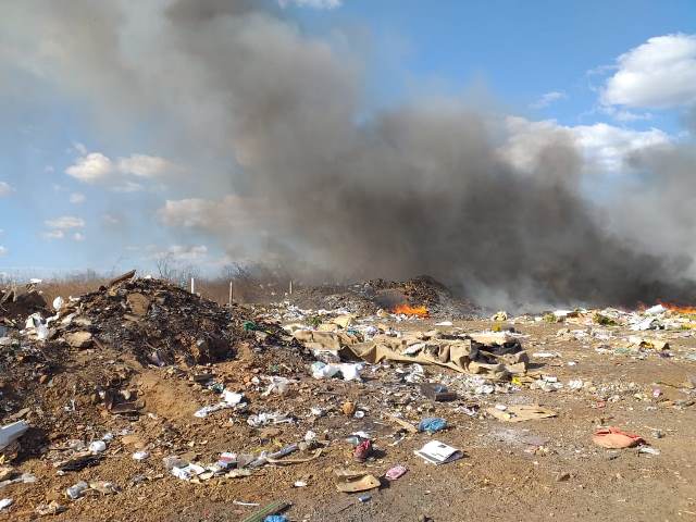  Crato realiza ação emergencial para conter fogo no lixão.