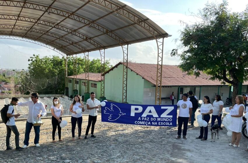  Escola reabre as portas com homenagens quase uma semana após ataque com tiros em Sobral.