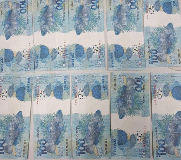  Mulher é presa com notas falsas enquanto recebia a encomenda pelos Correios.