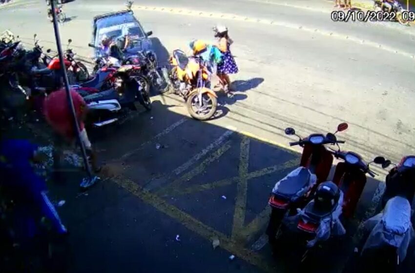  Carro desgovernado atinge motociclista parado e mais 5 motos em Juazeiro do Norte.