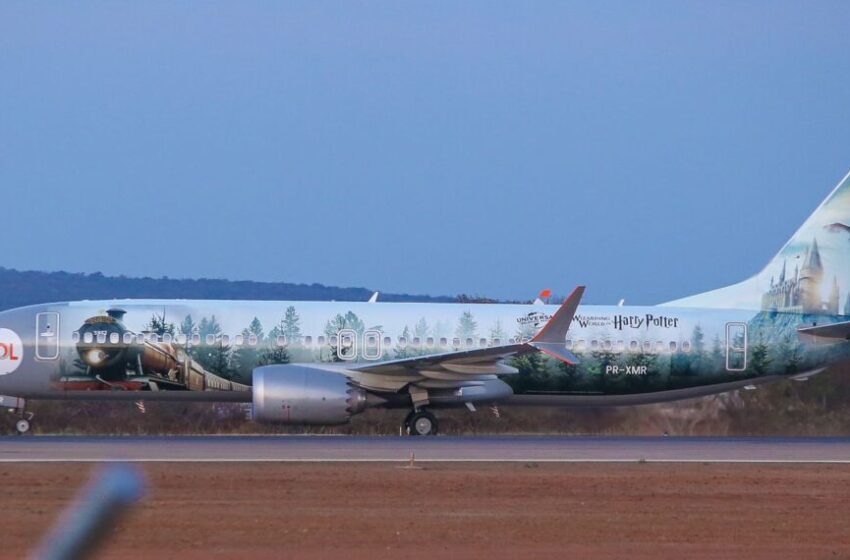  Aeroporto de Juazeiro do Norte recebe avião com caracterização especial de Harry Potter.