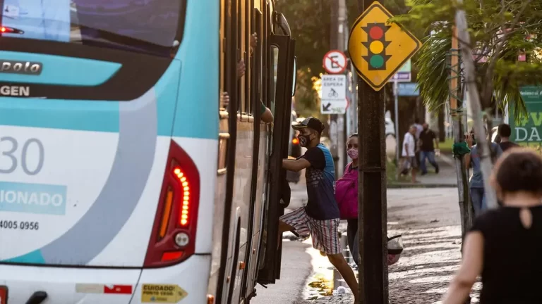  Governadora do Ceará, envia mensagem para AL propondo gratuidade nas passagens de ônibus.