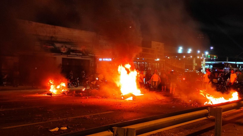  Manifestantes começam incêndio e bloqueiam trecho da BR-116.
