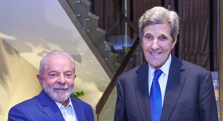  No Egito, Lula se reúne com representantes climáticos dos EUA e da China.