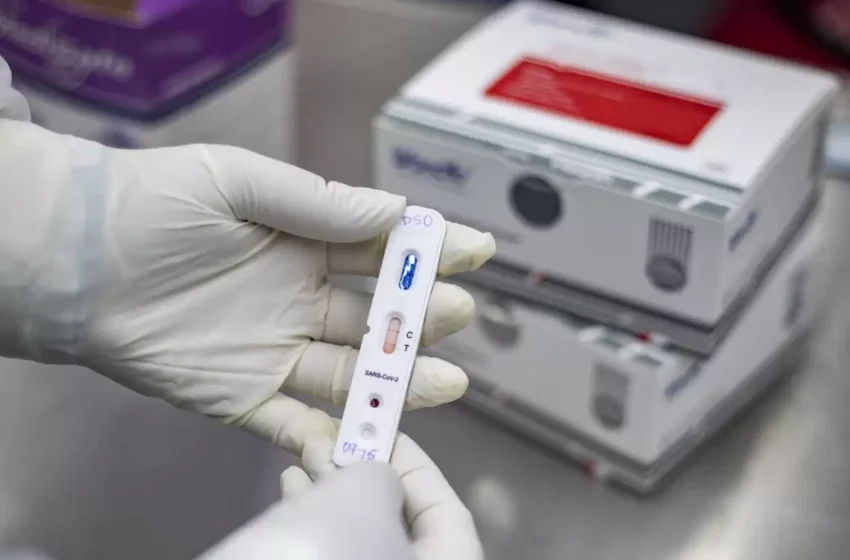  Casos de Covid diminuem, mas o Governo mantém recomendação de uso de máscaras.