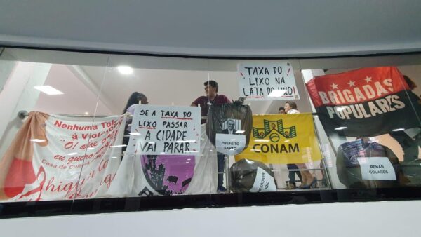  Câmara Municipal de Fortaleza vira palco de protestos após aprovação da taxa do lixo.
