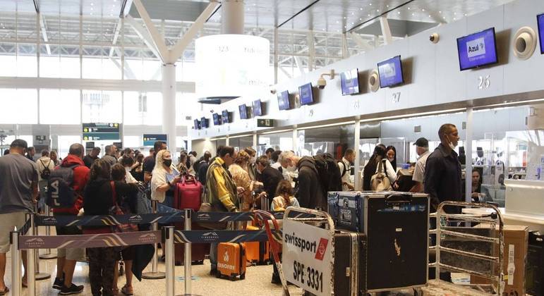  Paralisação de pilotos e comissários provoca atrasos e cancelamentos em aeroportos em SP, RJ e DF.