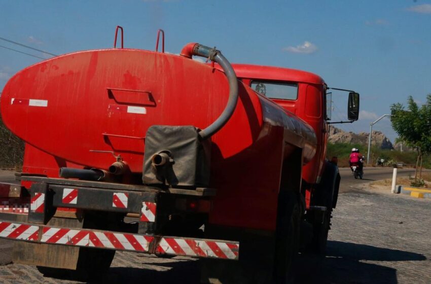  Falta de verbas paralisa Operação Carro-Pipa e afeta abastecimento de 34 cidades do Ceará.