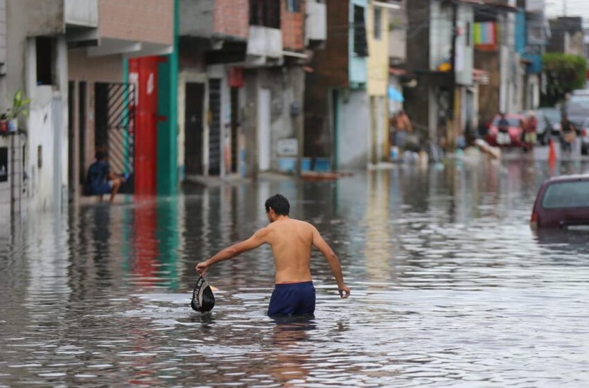  137 cidades cearenses estão em alerta para o risco de chuvas e ventos fortes.