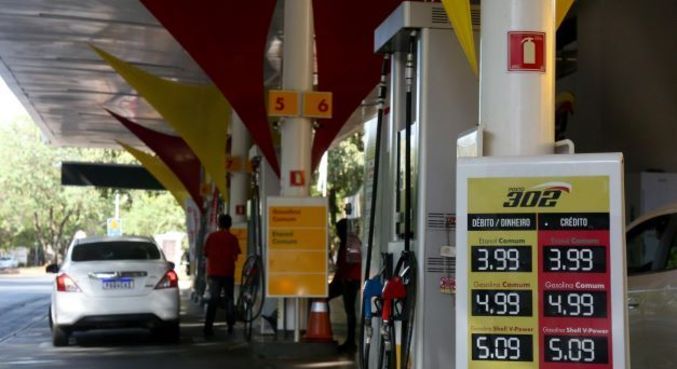  Preços dos combustíveis voltam a cair e gasolina fica abaixo de R$ 5.