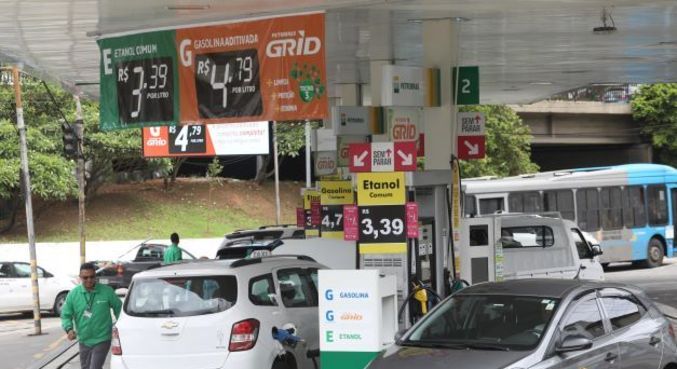  Preço médio da gasolina nos postos do país varia até 25,6% em um ano.