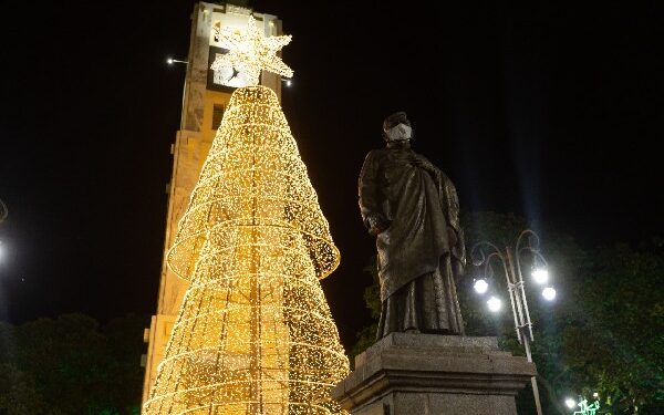  Iniciada a instalação de iluminação natalina nas praças de Juazeiro do Norte.