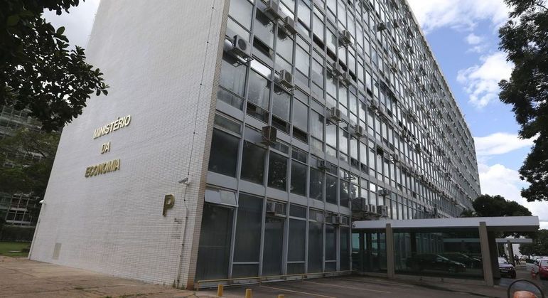  PEC do estouro pode fazer dívida do país ultrapassar 80% do PIB, diz Tesouro.