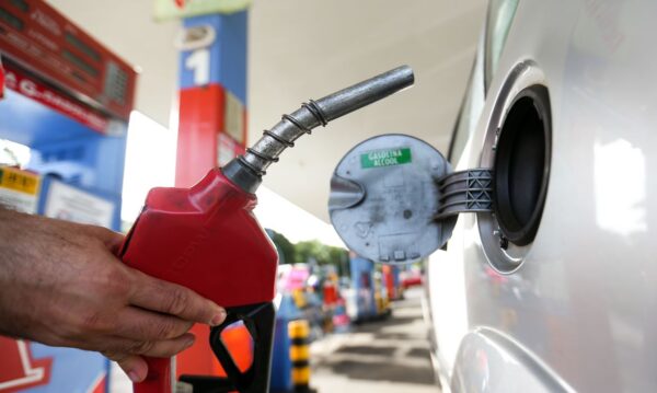  Preço da gasolina cai pela terceira semana seguida no Ceará.