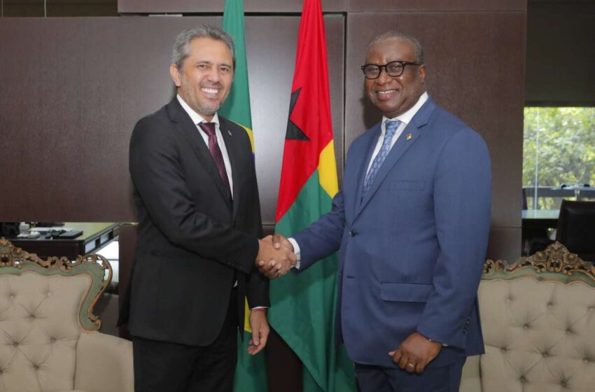  Governador Elmano de Freitas recebe visita de embaixador da Guiné-Bissau.