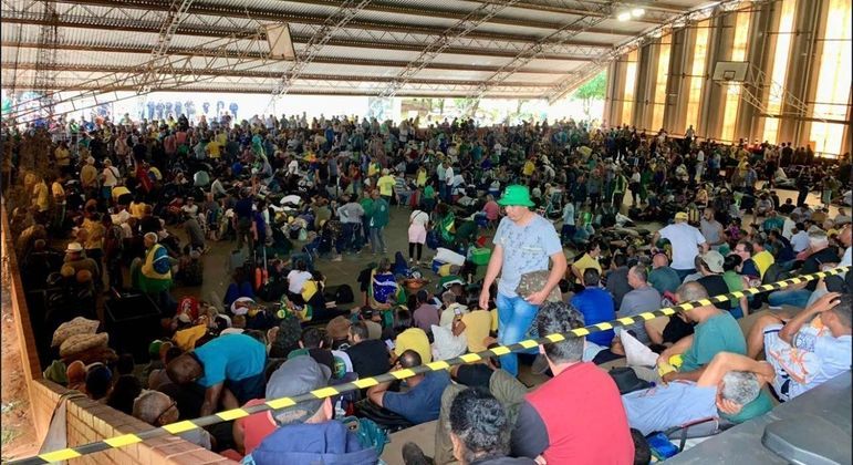  PF libera quase 600 manifestantes detidos em acampamento no DF.