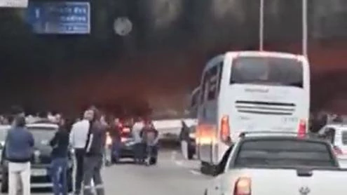  Grupo coloca fogo em pneus e bloqueia Marginal Tietê, em São Paulo.