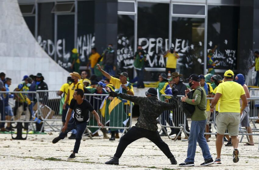  Alexandre de Moraes determina afastamento de Ibaneis Rocha do governo do Distrito Federal.