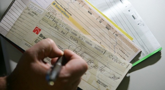  Cheque resiste às tecnologias e movimenta R$ 666,8 bi em 2022.