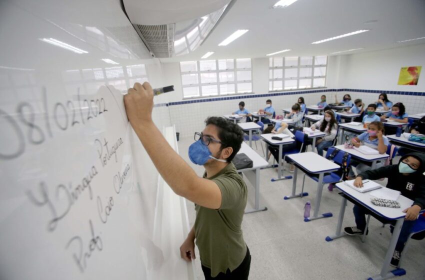  Mais de 60 municípios anunciam reajuste salarial para professores no Ceará.