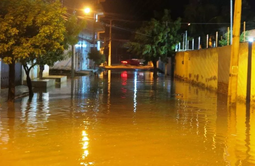  Forte chuva surpreende moradores de Quixadá nesta quinta-feira .