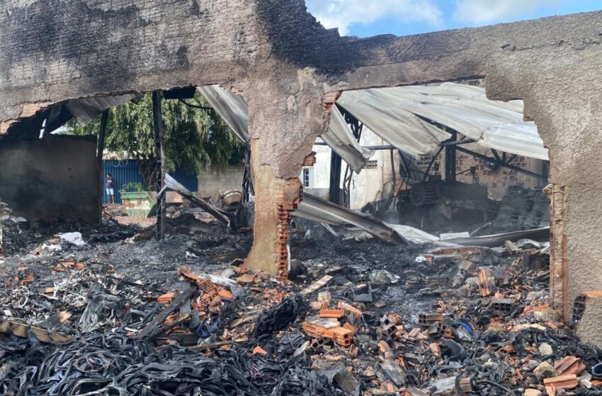  Incêndio atinge fábrica de sandálias em Barbalha.