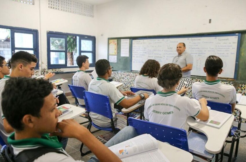  Piso dos professores: 2 meses após anúncio, por que o reajuste ainda não vigora no CE.