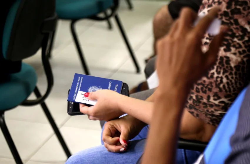  Desemprego chega a 8,4% entre novembro e janeiro e se mantém estável.