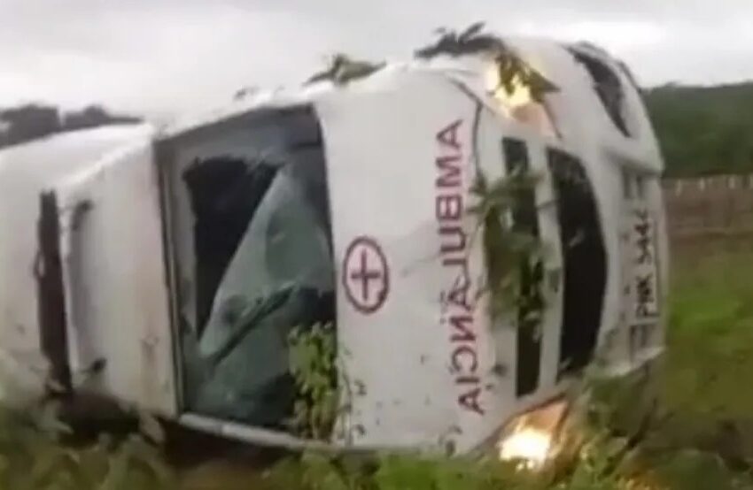  Ambulância com paciente tomba em Tauá.
