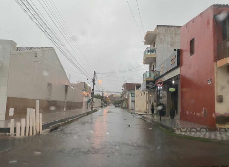  Ceará tem condições favoráveis para chuva até quarta-feira.