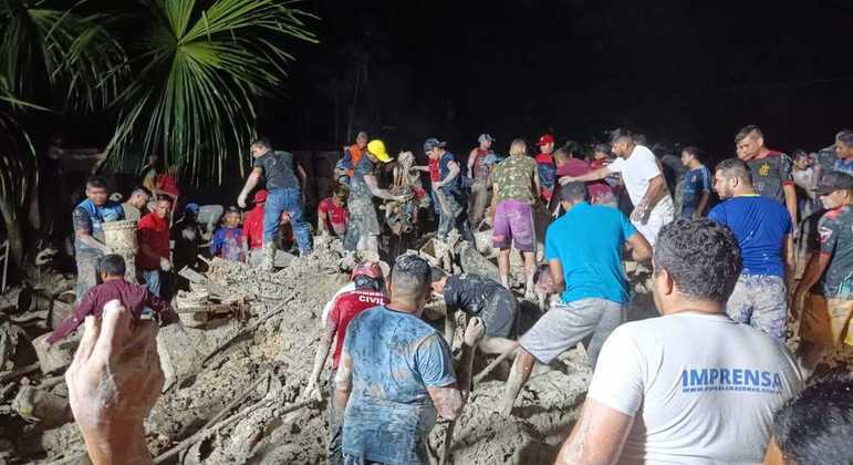  Quatro crianças e quatro adultos morrem em deslizamento.