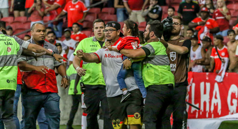  Polícia instaura inquéritos contra torcedor que invadiu gramado do Beira-Rio com criança de colo