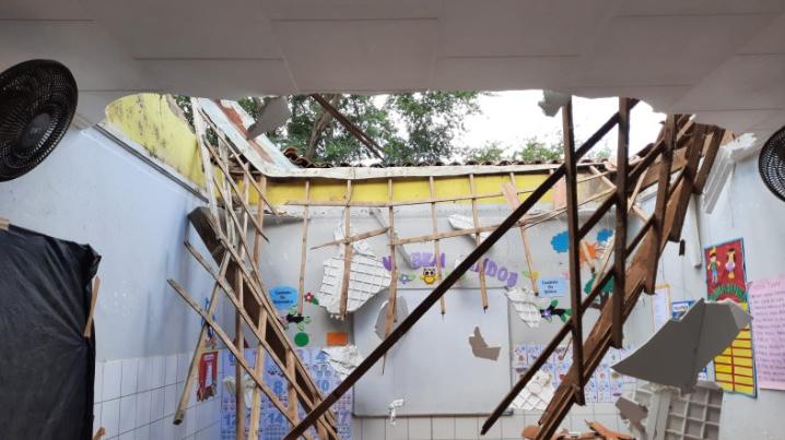  Parte do telhado de sala de aula desaba no Interior do Ceará.